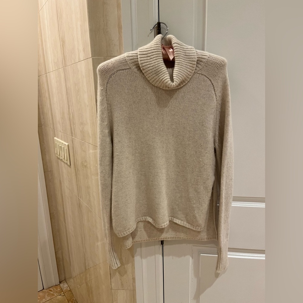 Aritzia wool sweater size xxs white